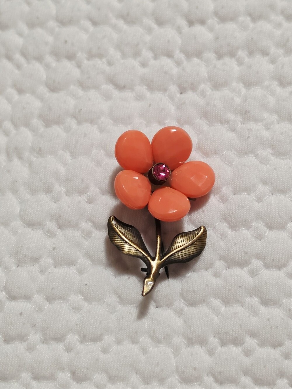 Vintage Lucite Flower, Gold Tone Brushed Metal Brooch - Picture 3 of 6